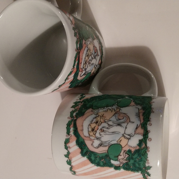 CHRISTMAS PAIR of VINTAGE 1988 Mrs Claus Kissing Santa MUGS - Picture 1 of 3